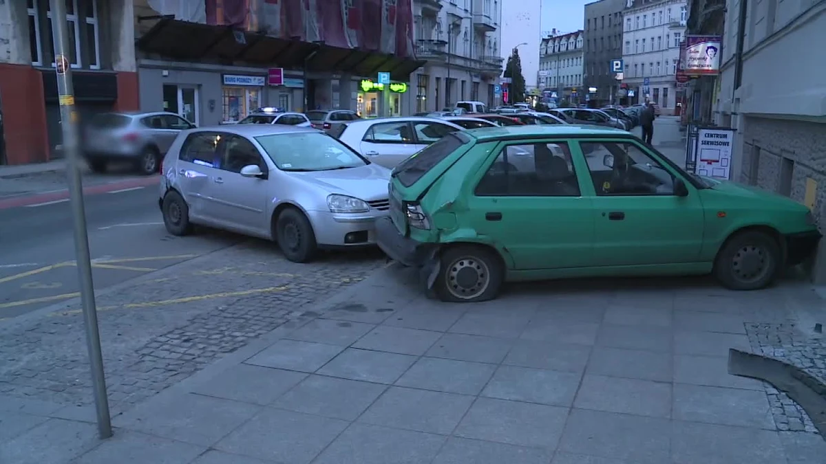 Pijany kierowca staranował w centrum Katowic osiem zaparkowanych przy drodze samochodów. Mężczyzna miał ponad dwa promile alkoholu w organizmie.