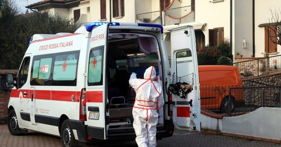 We Włoszech zmarła w poniedziałek czwarta osoba zarażona koronawirusem -  podały w poniedziałek media, powołując się na służby medyczne. Ofiara śmiertelna to 84-letni mężczyzna z Bergamo w Lombardii na północy kraju. Telewizja RAi mówi też o piątym zgodnie - to to 88-latek z Caselle Landi.