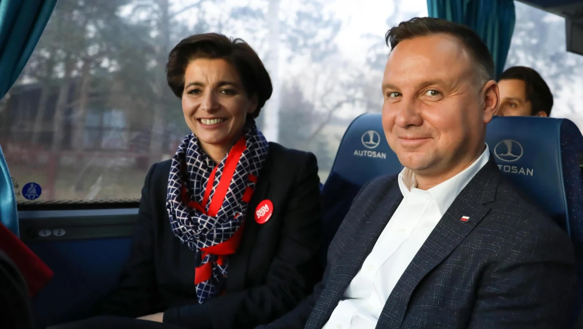 "Po wyciągnięciu ręki dostaliśmy cios - i dostajemy cios za ciosem. To było duże zaskoczenie" - mówiła szefowa kampanii prezydenckiej Andrzeja Dudy Jolanta Turczynowicz-Kieryłło na antenie TVP1. Równocześnie zastrzegła: "Myślę, że dobro zwycięża - i będziemy dalej prowadzić kampanię w taki sposób, który będzie nastawiony na wartości, a nie będzie kampanią hejtu, którą proponuje sztab pani Kidawy-Błońskiej". Przekonywała także, że ma plan, by zmieniać polską politykę na lepszą i serdeczniejszą.