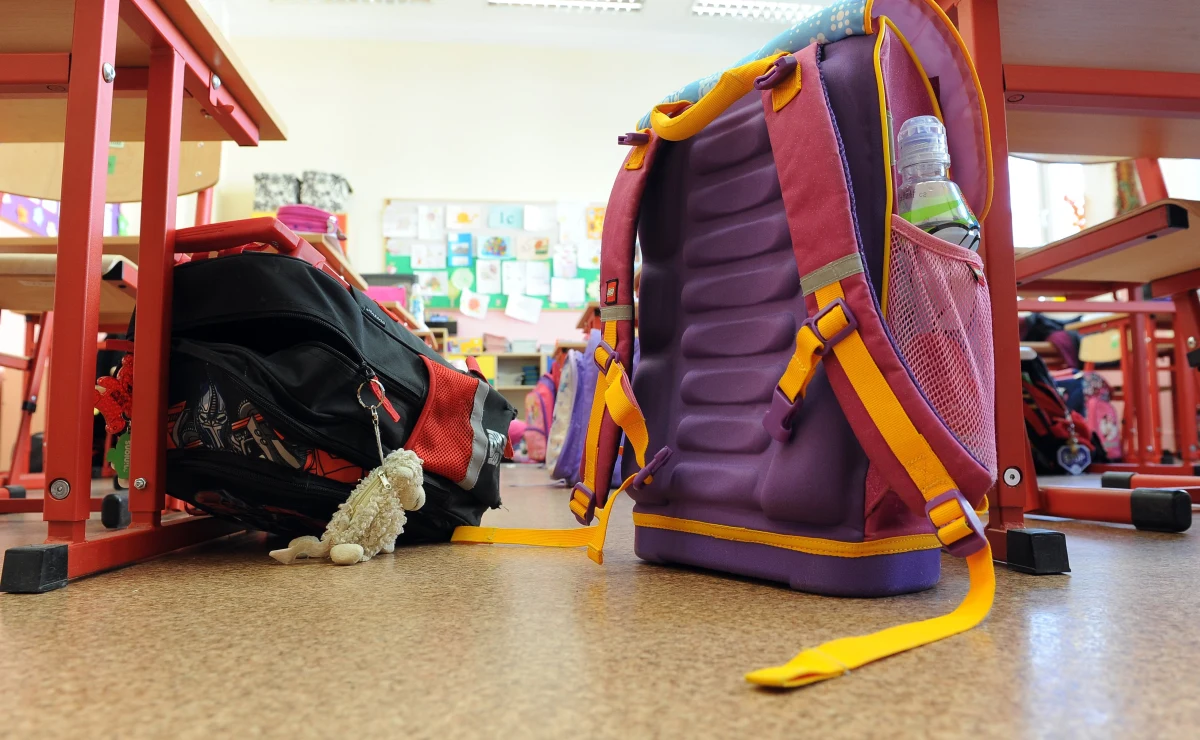 Od lat mamy do czynienia z problemem nie najlepszych relacji rodziców z nauczycielami. Z jednej strony spora grupa rodziców traktuje szkołę jako kolejną biurokratyczną instytucję, a z drugiej znaczna część nauczycieli uważa rodziców za osoby nieprzygotowane do poważnej rozmowy o edukacji swoich dzieci i prezentujące na dodatek bardzo roszczeniowe postawy w stosunku do szkoły. W efekcie niewiele jest placówek, w których dochodzi do autentycznej współpracy nauczycieli z rodzicami. Bardzo dobrze ilustruje to niewielka liczba działających w Polsce rad szkół. Warto przypomnieć, że miały to być podmioty, w których nauczyciele i rodzice będą mogli wspólnie rozważać i rozstrzygać ważne dla placówki problemy. Tymczasem zarówno nauczyciele, jak i rodzice nie przejawiają zbytniego zainteresowania tworzeniem rad szkół. Można stwierdzić, że dialog pomiędzy rodzicami i nauczycielami ma bardzo ograniczony charakter. 