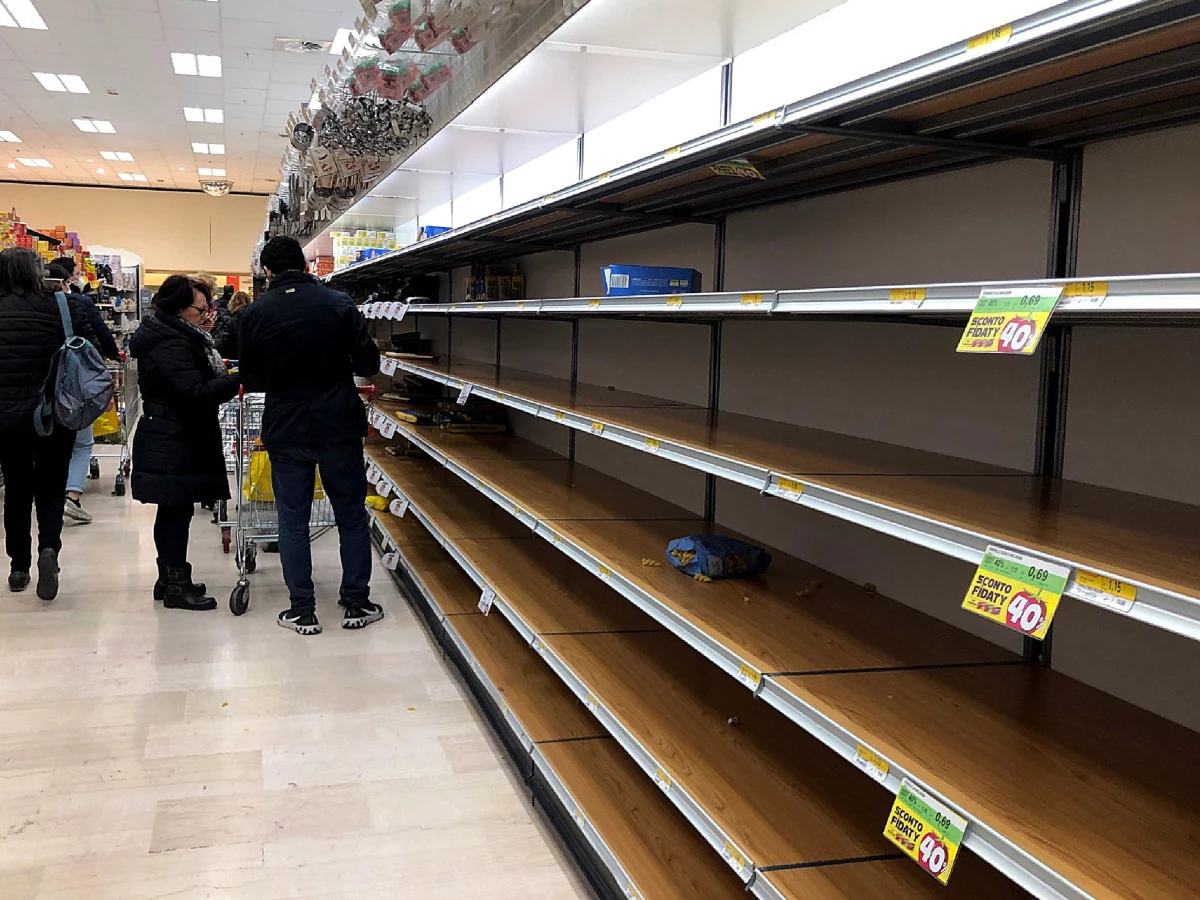 "Ludzie w tym momencie są bardzo posłuszni. Wczoraj zrobiłem sam zakupy. Nie było jeszcze takiej paniki, ale w dużych sklepach są puste półki, nie ma wody, chleba, owoców” – mówi w rozmowie z RMF FM ksiądz Zbigniew Wądołowski z parafii Santa Maria alla Fontana w Mediolanie. Dodaje też, że do niektórych dzielnic miasta nie można już wjechać.