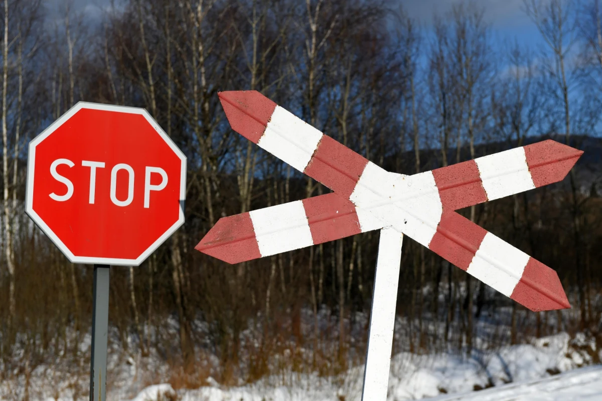 Zarzuty sprowadzenia bezpośredniego niebezpieczeństwa katastrofy w ruchu lądowym i prowadzenia samochodu w stanie nietrzeźwości usłyszał w Prokuraturze Rejonowej w Koszalinie 28-letni Krzysztof G. Kompletnie pijany mężczyzna volkswagenem wjechał na przejazd kolejowy i zderzył się z pendolino.
