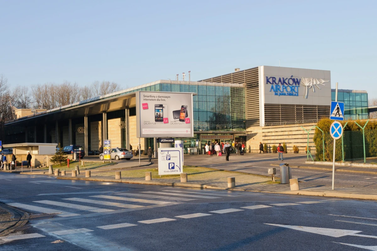 Na lotnisku w Krakowie-Balicach zatrzymano mężczyznę, w którego bagażu podręcznym znaleziono 13 sztuk pistoletów alarmowych, kaliber 9 mm wraz z magazynkami - poinformowała straż graniczna. Mężczyzna został ukarany grzywną w wysokości ponad 4 tys. złotych.