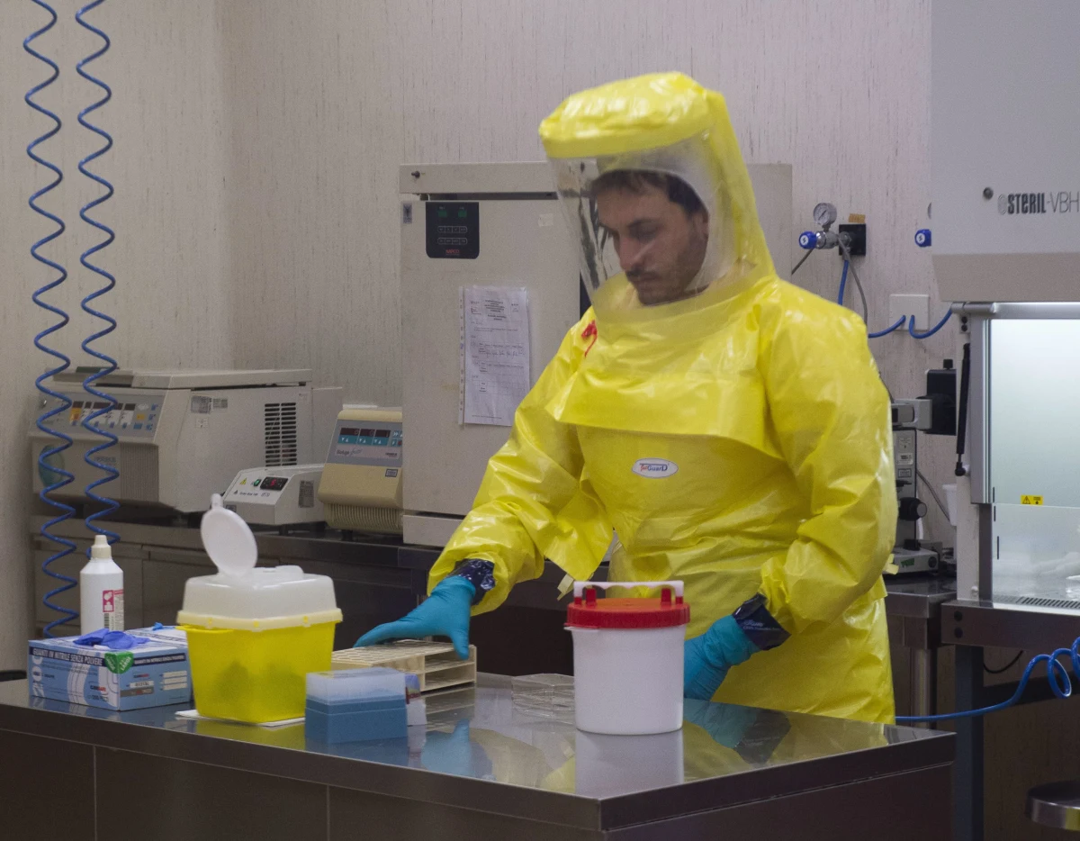 Tak duży przyrost zachorowań na koronawirusa, jaki występuje we Włoszech, jest niepokojący. Może to oznaczać, że wbrew wcześniejszym danym jest on bardziej zakaźny, niż do tej pory sądzono - uważa ekspert w dziedzinie immunologii i terapii zakażeń dr Paweł Grzesiowski.