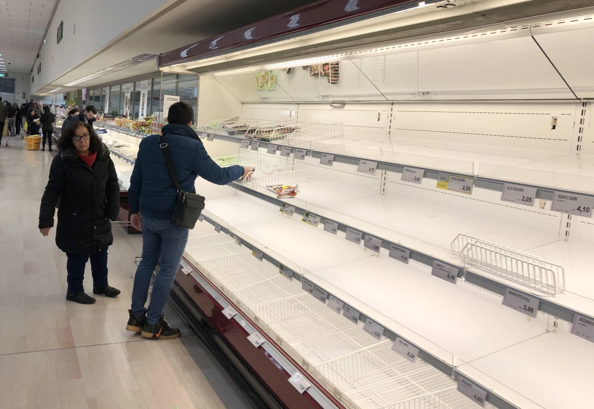 We Włoszech nie zabraknie żywności, nie ma potrzeby robienia zapasów - powtarzają w mediach przedstawiciele lokalnych władz. Na północy z powody koronawirusa notuje się nasilone zjawisko szturmowania sklepów, supermarketów i aptek.