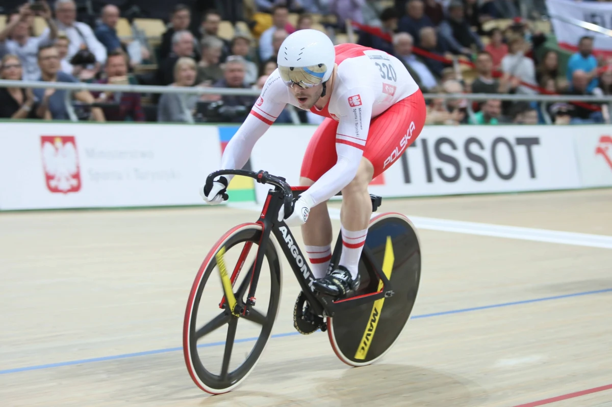 Jutro w Berlinie rozpoczynają się mistrzostwa świata w kolarstwie torowym. Sprinter Mateusz Rudyk chce powalczyć o swój drugi w karierze medal imprezy tej rangi, ale ma także nadzieję, że wspólnie z kolegami wywalczy awans na igrzyska olimpijskie w drużynowym sprincie. "Dziewięć krajów walczy o miejsce w ósemce, jedna drużyna do Tokio nie pojedzie. Rywalizacja będzie bardzo wyrównana" - mówi Rudyk w rozmowie z dziennikarzem RMF FM Patrykiem Serwańskim.