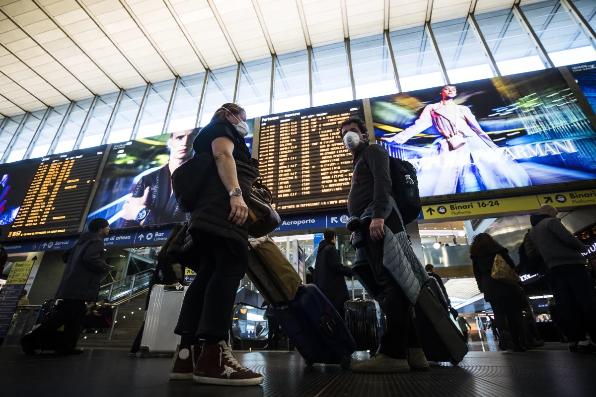 "Z powodu koronawirusa przerwałam mój wyjazd na wymianę studencką do Włoch. Niektóre wydziały uniwersytetu są zamknięte" - przyznaje w rozmowie z RMF FM jedna z Polek, która późnym wieczorem wróciła samolotem z Mediolanu do Warszawy. Osoby przyjeżdżające z północnych Włoch i z Chin, które mają objawy zakażenia koronawirusem albo mieli kontakt z chorym, będą przyjmowane na oddziały zakaźne bez skierowania. Wszyscy pasażerowie z tych krajów, którzy od dziś będą przylatywać do Polski jeszcze na lotnisku będą mieć mierzoną temperaturę.