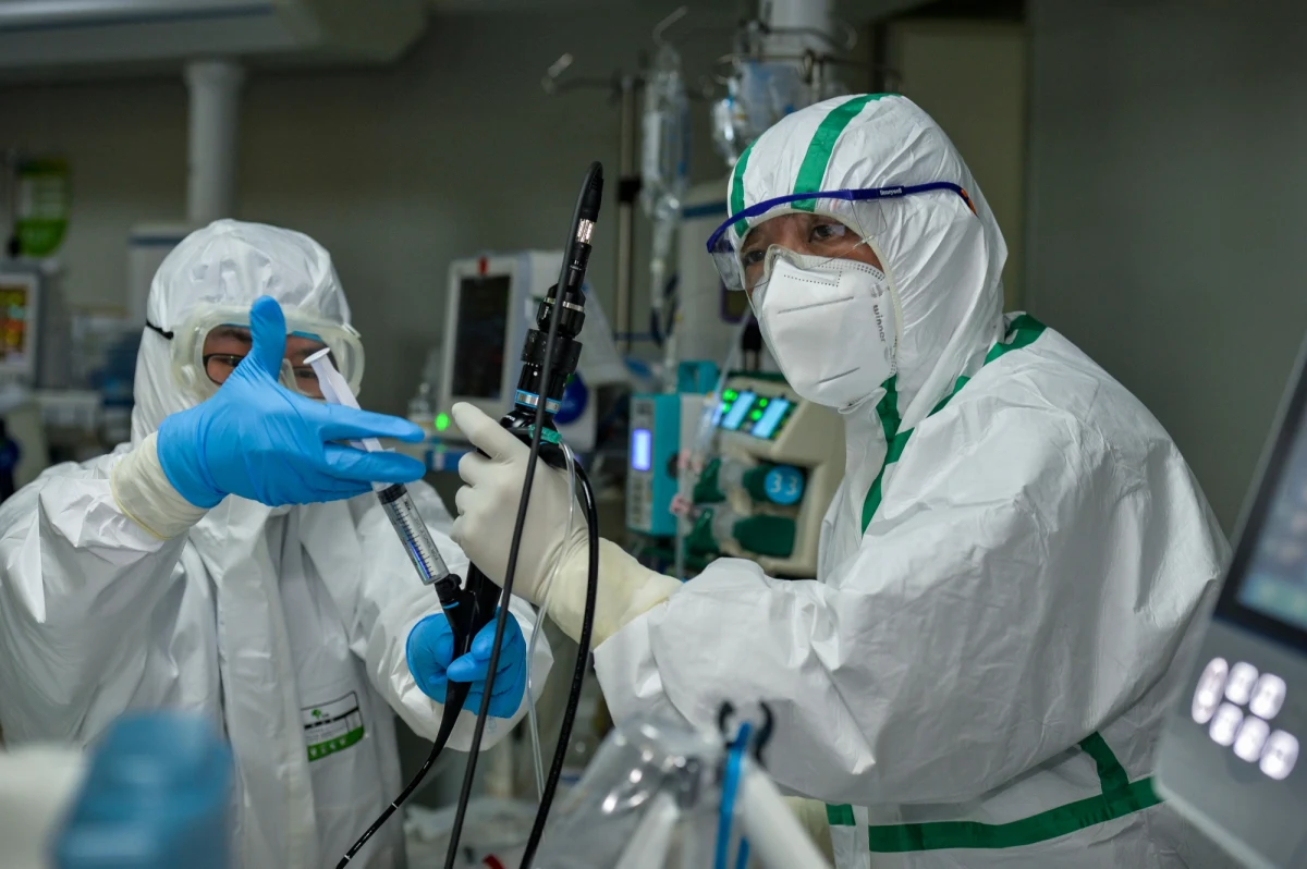 "W polskich szpitalach brak masek, lekarze boją się epidemii, lecz rząd zapewnia, że kontroluje sytuację" - donosi wtorkowa "Rzeczpospolita".