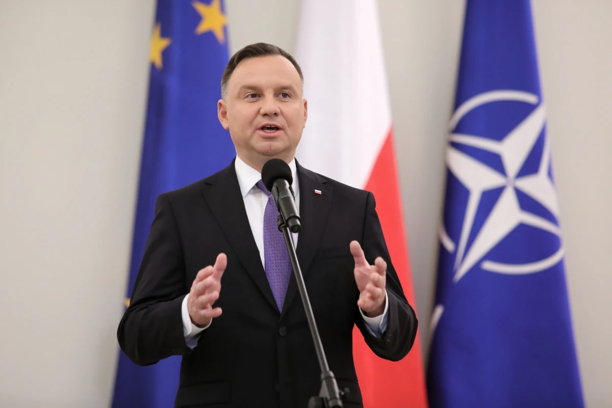 52-letni Wiesław K. we wtorek w Prokuraturze Rejonowej w Miastku usłyszał zarzut stosowania przemocy wobec 60-letniego Mariusza T., któremu przeszkodził w zbieraniu podpisów pod listą poparcia dla kandydata na prezydenta RP Andrzeja Dudy. Zabrał i ukrył listę w swoim mieszkaniu.