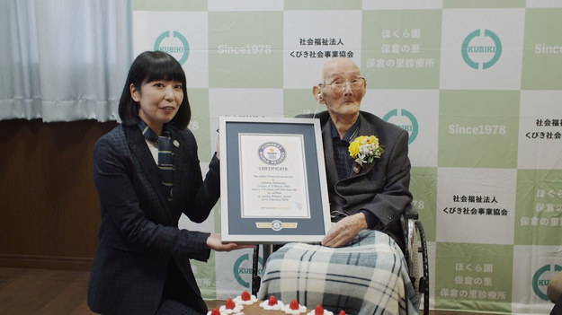 112-letni Chitetsu Watanabe z prefektury Niigata w Japonii zmarł niecałe dwa tygodnie po otrzymaniu dyplomu najstarszego żyjącego mężczyzny świata od organizacji Guinness World Records.

atanabe urodził się 5 marca 1907 roku w mieście Joetsu w prefekturze Niigata. Ukończył studia rolnicze i przez wiele lat pracował jako urzędnik, a po przejściu na emeryturę zajmował się ogrodem i pielęgnował miniaturowe drzewka bonsai. Uwielbiał słodycze, szczególnie pudding i ptysie. Uważał, że sekretem długowieczności jest uśmiech i unikanie stresu.

Najstarszym żyjącym człowiekiem świata jest według Guinnessa Japonka Kane Tanaka, która obchodziła niedawno 117. urodziny. Zaszczytny tytuł dzierży ona od lipca 2018 roku, gdy w wieku 117 lat zmarła inna Japonka, Chiyo Masako.