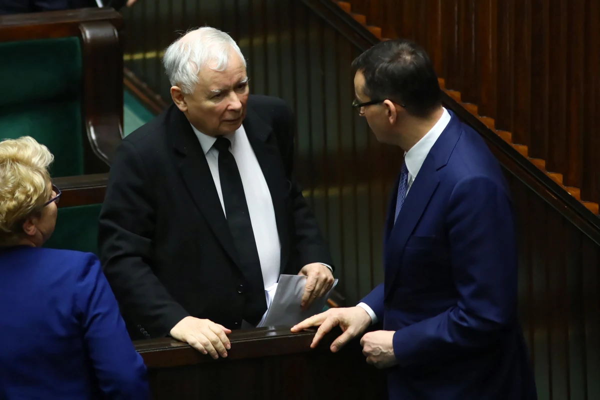 Spotkanie klubu parlamentarnego PiS z Andrzejem Dudą oficjalnie przebiegło "w serdecznej, życzliwej atmosferze mobilizacji i pełnego wsparcia dla prezydenta". Mniej oficjalnie, zdaniem uczestników, było dość rutynowe. Uwagę zwróciło głównie dość chłodno przyjęte wystąpienie szefowej sztabu wyborczego Andrzeja Dudy i… nieobecność Joanny Lichockiej.