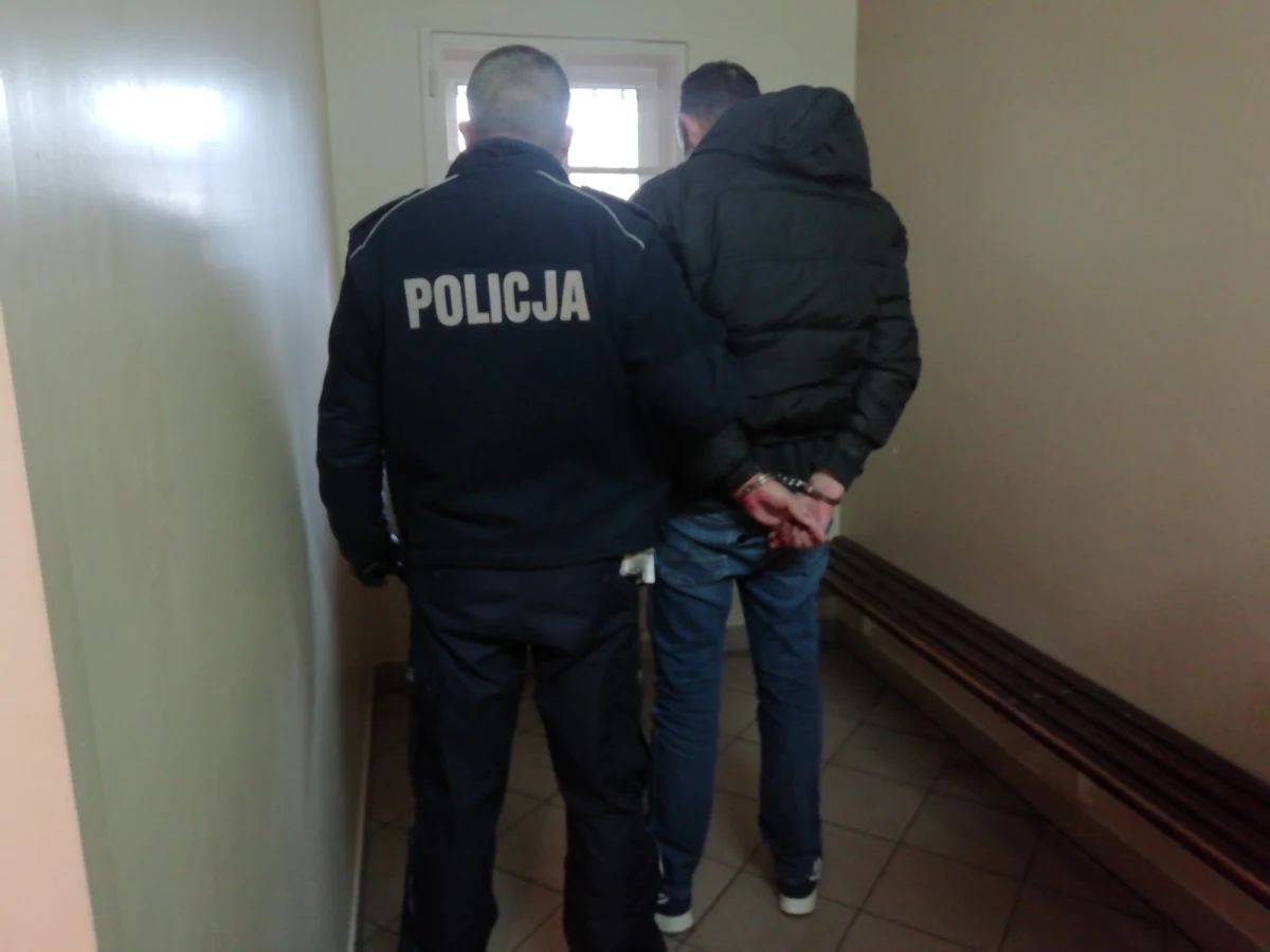 Zarzuty usiłowania zabójstwa 71-letniej kobiety i spowodowania u niej obrażeń ciała postawiła prokuratura 43-letniemu mężczyźnie, który w Rawie Mazowieckiej zadał swojej przypadkowo spotkanej ofierze 22 ciosy nożem. Grozi mu dożywocie.