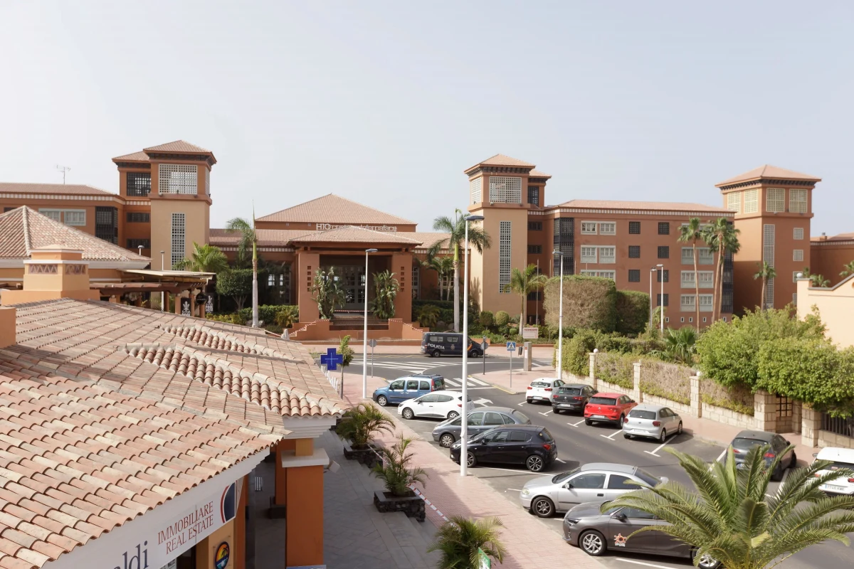 Około tysiąca turystów zostało objętych przymusowa kwarantanną w hotelu na hiszpańskiej Teneryfie. Powodem jest koronawirus potwierdzony u jednego z gości – lekarza z Włoch. Po południu podano, że zarażona jest także jego żona. Reporter RMF FM Paweł Balinowski dowiedział w biurze Itaka, że wśród gości hotelu jest sześciu turystów z Polski. Wiadomości te potwierdziło polskie MSZ.