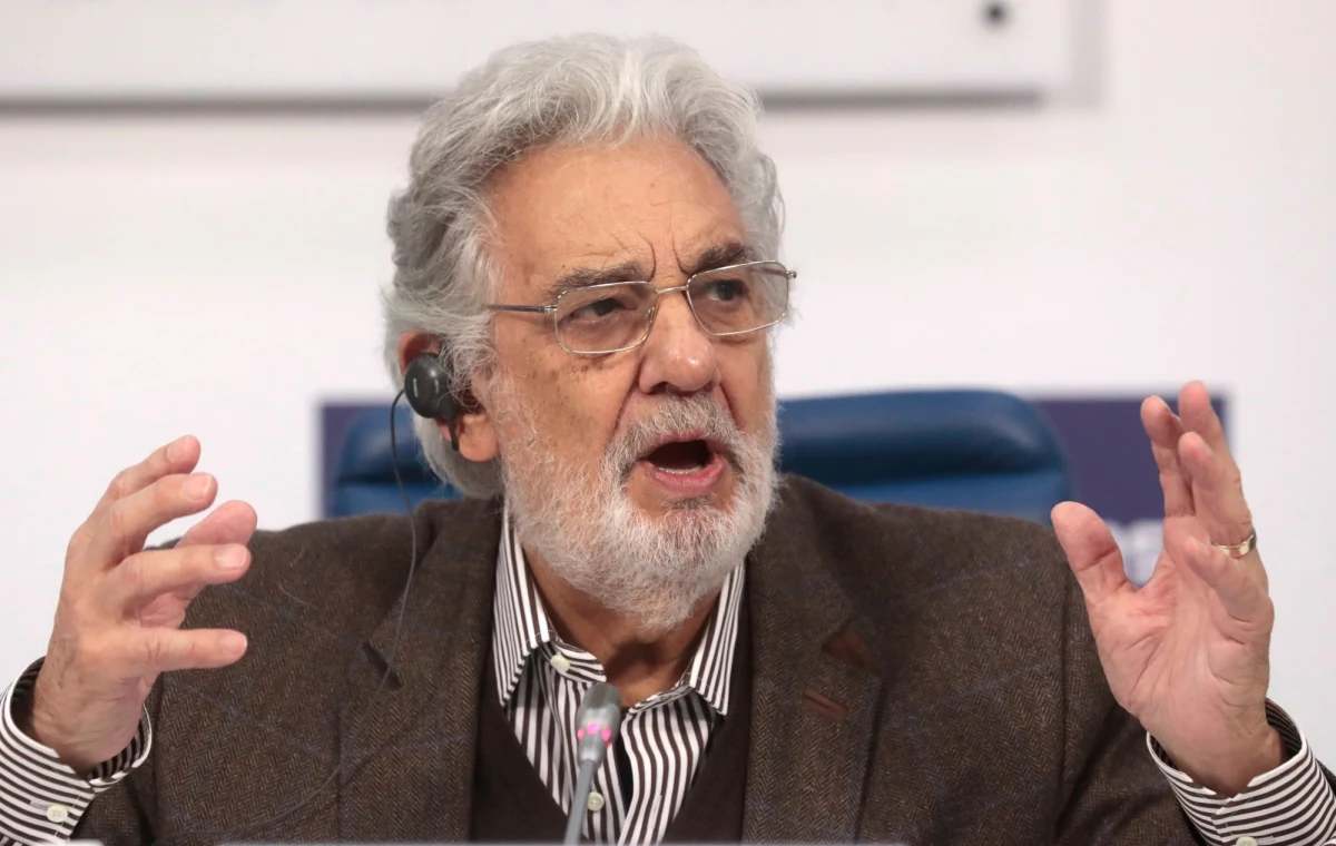Hiszpański tenor Placido Domingo - oskarżany o molestowanie seksualne przez 20 kobiet w USA - zwrócił się do swych ofiar z prośbą o przebaczenie. "Biorę odpowiedzialność za swe czyny" - oświadczył 79-letni tenor, który do tej pory odrzucał oskarżenia.