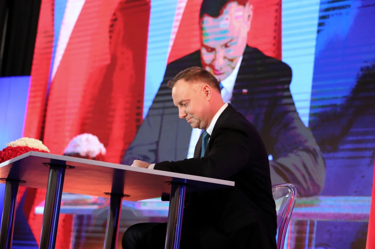 Emeryci i renciści corocznie będą otrzymywać dodatkowe świadczenie w wysokości najniższej emerytury – przewiduje ustawa podpisana przez prezydenta Andrzeja Dudę. Większość "trzynastek" zostanie wypłacona w kwietniu. W tym roku dodatkowe świadczenia wyniosą 1200 zł brutto.