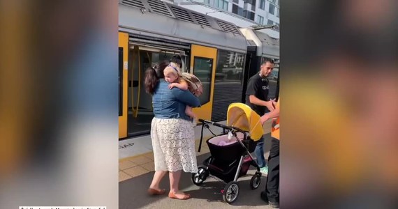 Kilkuletnia dziewczynka wpadła pod pociąg stojący na dworcu w Wolli Creek w Australii. Na szczęście dziecku nic się nie stało. 