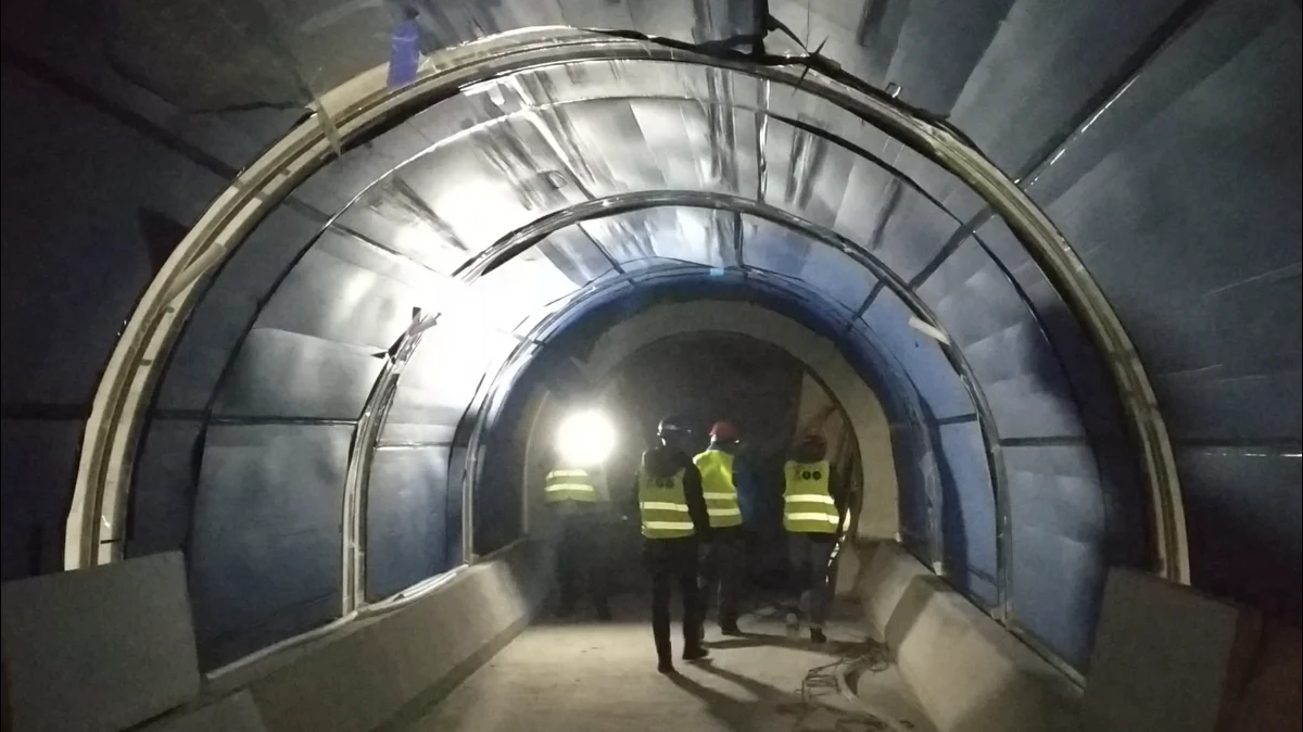 Basen, w którym będą pływały rekiny i płaszczki, w najgłębszym miejscu sięgający ośmiu metrów, to główna atrakcja powstającego w Łodzi orientarium. Obiekt ma być udostępniony zwiedzającym do połowy przyszłego roku, ale już za dwa miesiące rozpocznie się napełnianie zbiornika wodą. 