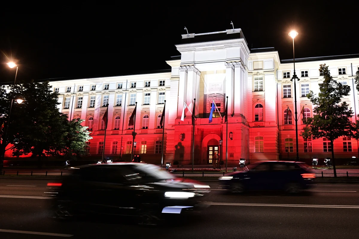 Ponad 260 samochodów zamierza kupić lub długoterminowo wynająć Centrum Obsługi Administracji Rządowej - dowiedział się reporter RMF FM Krzysztof Zasada. Ogłoszono właśnie przetargi na zakup 198 pojazdów i wynajem 70. 