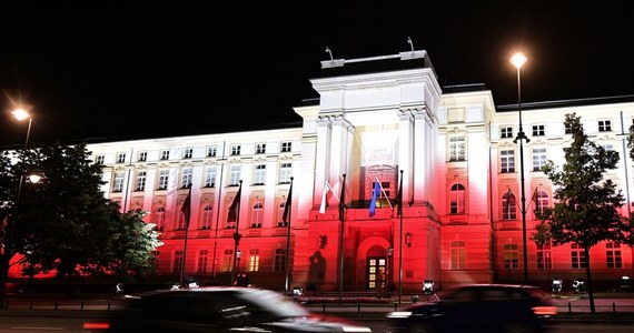 Ponad 260 samochodów zamierza kupić lub długoterminowo wynająć Centrum Obsługi Administracji Rządowej - dowiedział się reporter RMF FM Krzysztof Zasada. Ogłoszono właśnie przetargi na zakup 198 pojazdów i wynajem 70. 