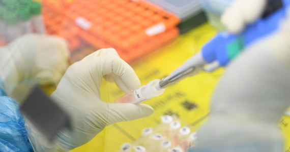 "Firma biotechnologiczna Moderna wysłała eksperymentalną szczepionkę przeciw koronawirusowi naukowcom rządowym do testów zaledwie w sześć tygodni po tym, jak rozpoczęła nad nią pracę. Wstępne próby nowej szczepionki mogłyby rozpocząć się w kwietniu" - donosi portal medonet.pl. "Rzeczpospolita" podkreśla natomiast, że epidemia 2019-nCoV zaktywizowała do poszukiwania skutecznego leku wiele firm farmaceutycznych, które przeznaczają na to miliony dolarów.