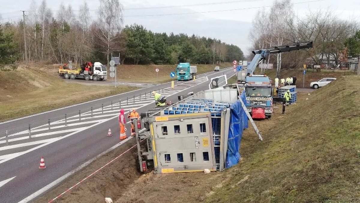 Wypadek na drodze krajowej numer 2 w Starych Iganiach koło Siedlec na Mazowszu. Wywróciła się tam ciężarówka przewożąca drób.