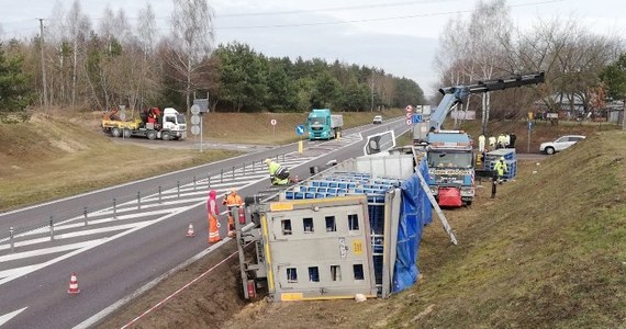 Wypadek na drodze krajowej numer 2 w Starych Iganiach koło Siedlec na Mazowszu. Wywróciła się tam ciężarówka przewożąca drób.