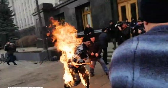 Mężczyzna podpalił się przed siedzibą prezydenta Ukrainy w Kijowie. Ogień ugasili uczestnicy odbywającego się w tym miejscu protestu służby zdrowia. Motywy działania niedoszłego samobójcy nie są jasne. Lokalne media informują, że mężczyzna - zidentyfikowany jako Aleksander Burłakow - chciał zwrócić uwagę na swoje problemy związane z ziemią.