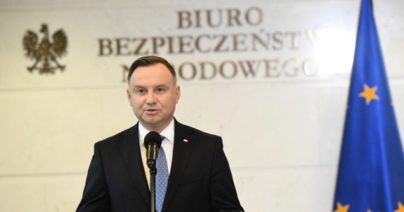 Prezydent Andrzej Duda poinformował, że zwróci się do marszałek Sejmu o pilne zwołanie specjalnego posiedzenia Izby, by rząd udzielił społeczeństwu informacji nt. koronawirusa. Zdaniem prezydenta powinny też zostać podjęte działania legislacyjne, które ułatwią przygotowanie i ewentualną walkę z wirusem. Zdaniem posła Konfederacji Roberta Winnickiego, prezydent najpierw powinien zwołać Radę Gabinetową. Natomiast według szefa klubu Lewicy Krzysztofa Gawkowskiego - jest to gra polityczna i próba odwrócenia uwagi od kłopotów PiS.