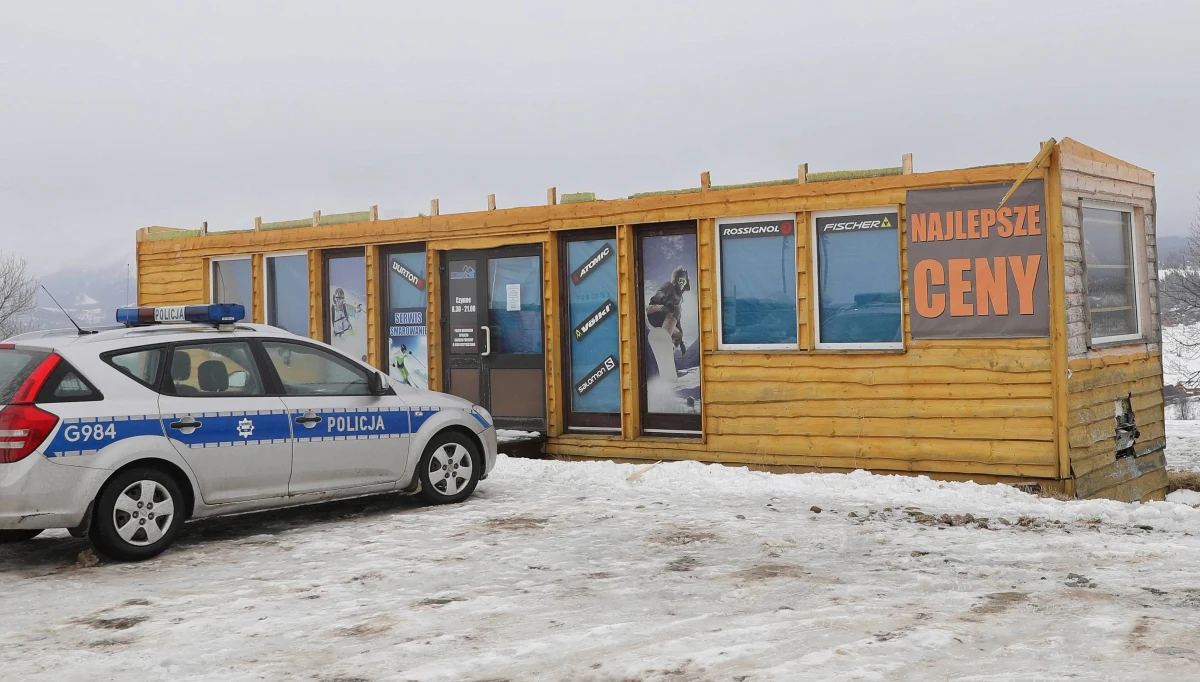 ​Nawet 170 obiektów budowlanych mogło powstać niezgodnie z przepisami prawa przy wyciągach narciarskich w powiecie tatrzańskim - to wynik kontroli, jaką przeprowadzili inspektorzy nadzoru budowlanego po tragicznym wypadku w Bukowinie Tatrzańskiej. Przeszło dwa tygodnie temu trzy kobiety zginęły przygniecione dachem zerwanym przez wichurę z wypożyczalni nart, która okazała się samowola budowlaną.