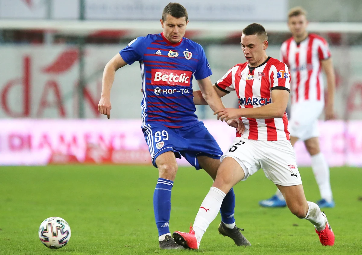 Piast Gliwice po bardzo ważnym zwycięstwie z Cracovią na własnym stadionie, w najbliższej 24. kolejce PKO BP Ekstraklasy zmierzy się na wyjeździe z Rakowem Częstochowa. W poprzednim meczu w Bełchatowie, gdzie Raków rozgrywa swoje spotkania, punkty straciła Legia Warszawa. "Patrząc na to, jakie wyniki osiągają w meczach u siebie, to można się nawet tego rywala obawiać" - mówi przed meczem z Rakowem napastnik Piasta Gliwice, Patryk Tuszyński. O meczu z beniaminkiem, a także o tym, czy nowo narodzony syn przyniesie bramki - z zawodnikiem mistrza Polski rozmawiał Wojciech Marczyk z redakcji sportowej RMF FM.