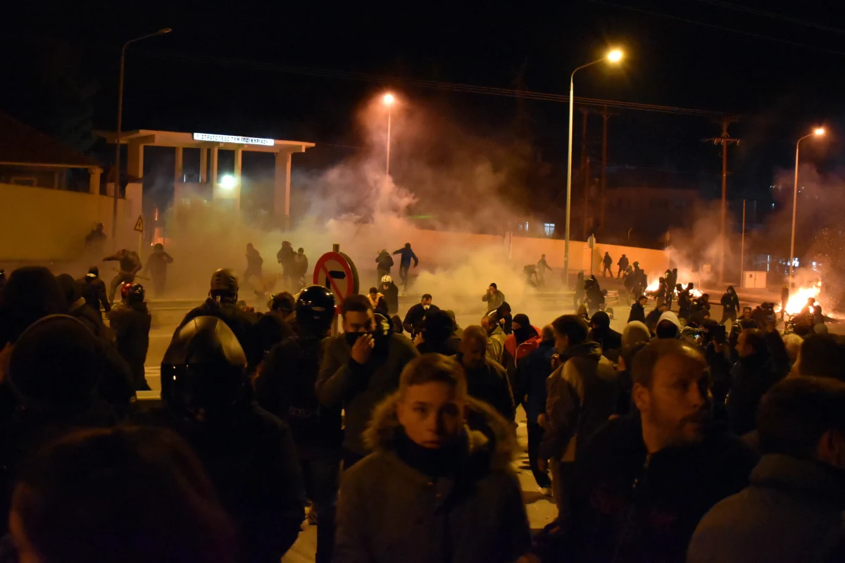 Premier Grecji Kyriakos Micotakis zwrócił się z bezpośrednim apelem do migrantów bez szans na azyl, by nie przyjeżdżali do jego kraju. Jednocześnie na wyspie Lesbos już drugi dzień trwały starcia policji z przeciwnikami zbudowania nowego ośrodka dla uchodźców.
