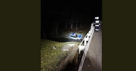 Policyjny radiowóz, którym na interwencję do pobliskiej miejscowości jechali dwaj funkcjonariusze z komisariatu w Zielonkach, spadł z mostu - poinformowała w czwartek policja. Mężczyźni trafili do szpitala; jeden z nich wciąż przechodzi badania.