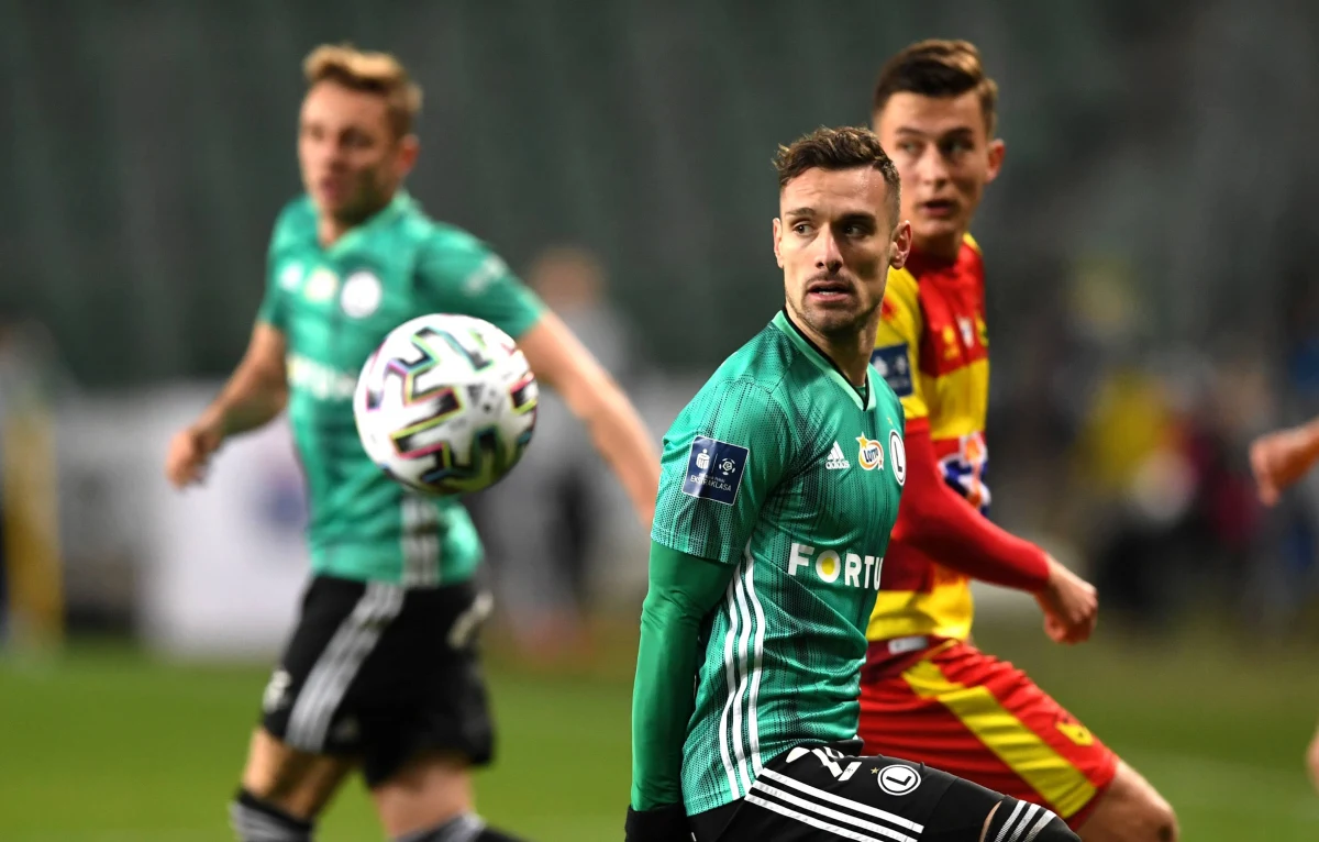 To będzie mecz na szczycie piłkarskiej Ekstraklasy! Legię i Cracovię dzielą w tabeli jedynie 3 punkty. Liderem jest stołeczny zespół, ale Pasy wciąż depczą Wojskowym po piętach. Już w sobotę spotkanie, które może wpłynąć na to, kto ostatecznie zdobędzie mistrzostwo Polskim. Mamy dla Was bilety na ten mecz. Sprawdźcie, jak je zdobyć.