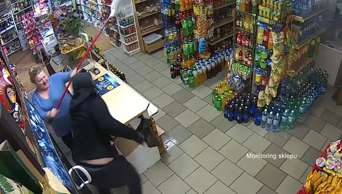 Pani Zosia z Pinczyna została okrzyknięta bohaterką po tym, jak opublikowano materiał z monitoringu, na którym widać jak przegoniła przestępcę, który chciał obrabować jej sklep. Teraz kobieta została nagrodzona za swój wyczyn… dwuletnim zapasem mopów.