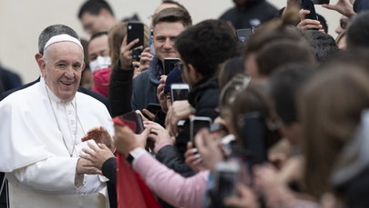 "Lekka niedyspozycja" papieża. W środę witał się z wiernymi podczas audiencji generalnej