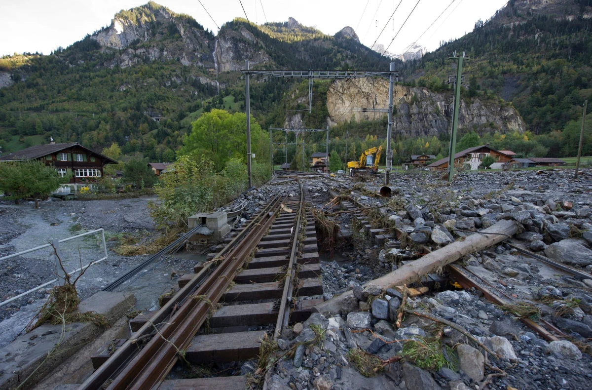 Mieszkańcy niewielkiego Mitholz w Szwajcarii będą musieli opuścić swoje domy na 10 lat. Dekadę ma bowiem zająć władzom usunięcie pochodzących jeszcze z czasów II wojny światowej składów broni i amunicji. Minister obrony uznał, że stanowią zbyt duże ryzyko dla ludzi.