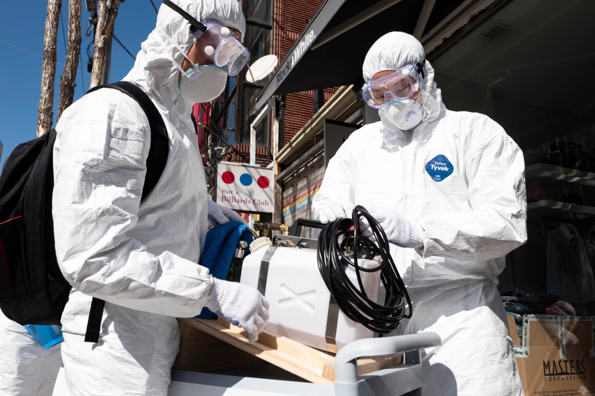 Już ponad 116 tys. osób na całym świecie zarażonych jest nowym koronawirusem Covid-19. Na skutek zarażenia zmarło już ponad 4 tys. osób. Najwięcej zakażeń potwierdzono w Chinach - ponad 80 tys. osób, na drugim miejscu są Włochy, gdzie potwierdzono ponad 9 tys. zakażeń, w Iranie zakażonych jest natomiast ponad 8 tys. osób. Przypadki zachorowań w niektórych krajach narastają lawinowo. W Polsce potwierdzono już 21 przypadków zarażenia koronawirusem. Minister zdrowia Łukasz Szumowski ostrzega, że w kolejnych dniach możemy spodziewać się gwałtownego wzrostu zachorowań. Jakie są objawy zakażenia koronawirusem? Kto jest najbardziej narażony na zakażenie? Jak zapobiegać zakażeniu? Wszystkie najważniejsze informacje znajdziesz w naszym tekście.