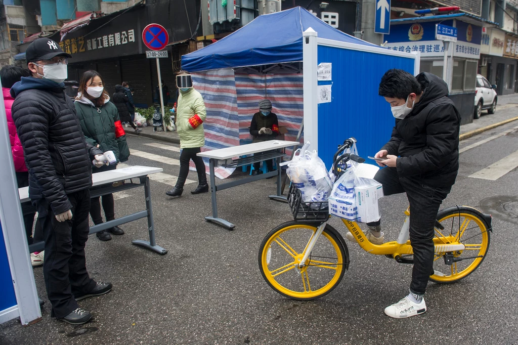Kurier dostarcza leki do objętej kwarantanną prowincji Hubei w Chinach