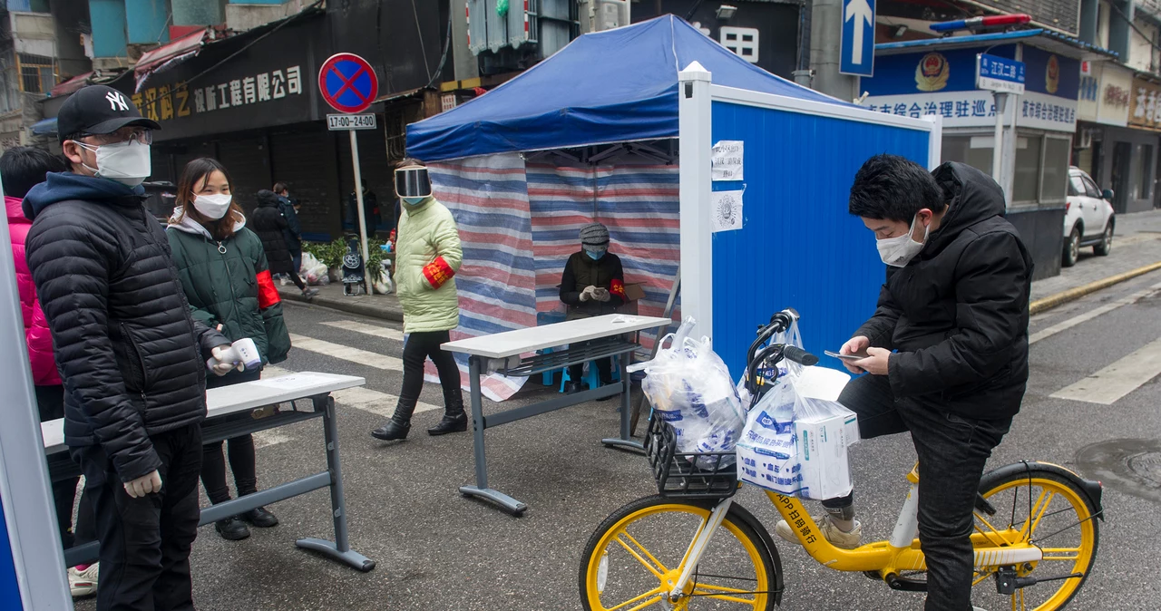 Kurier dostarcza leki do objętej kwarantanną prowincji Hubei w Chinach