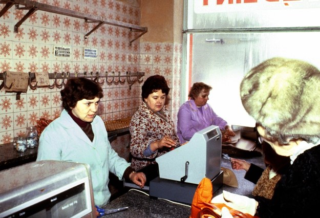 28 lutego 1981 roku Polacy po raz pierwszy odebrali kartki na mięso. 
Wcześniej, bo w lipcu 1976 roku wprowadzono kartki na cukier, co rozpoczęło „trzeci okres systemu kartkowego”. 


Reglamentacja miała zlikwidować długie kolejki i sprawić, że mięso będzie dostępne dla każdego. Nie wszyscy jednak mogli liczyć na równe podziały. 
