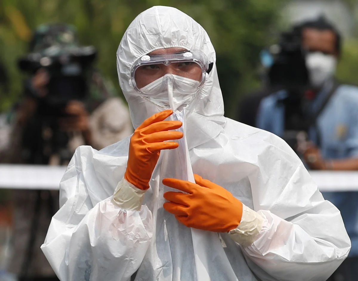 50 krajów potwierdziło do tej pory, że pojawił się u nich nowy koronawirus. Do 27 lutego liczba potwierdzonych przypadków zakażenia wzrosła do ponad 82 tys. Dotychczas koronawirus zabił ponad 2,8 tys. osób, w większości w Chinach. Wyleczyć udało się ponad 33 tysięcy osób. Zobacz na mapie, jak rozprzestrzenia się koronawirus.