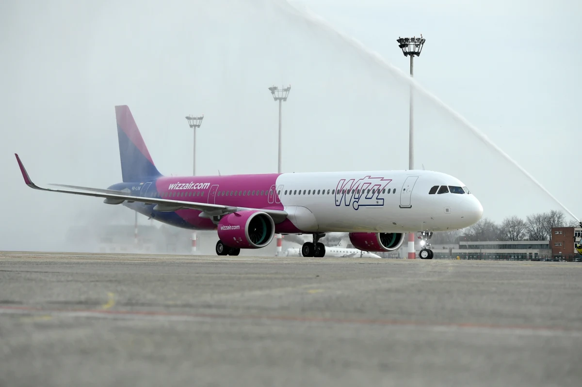 Wizz Air odwołuje znaczną liczbę rejsów do Włoch ze względu na malejące zainteresowanie spowodowane wybuchem epidemii koronawirusa – poinformował przewoźnik. Zmienił się harmonogram lotów między 11 marca a 2 kwietnia. Całkowitą przepustowość zmniejszono o ok. 60 procent.