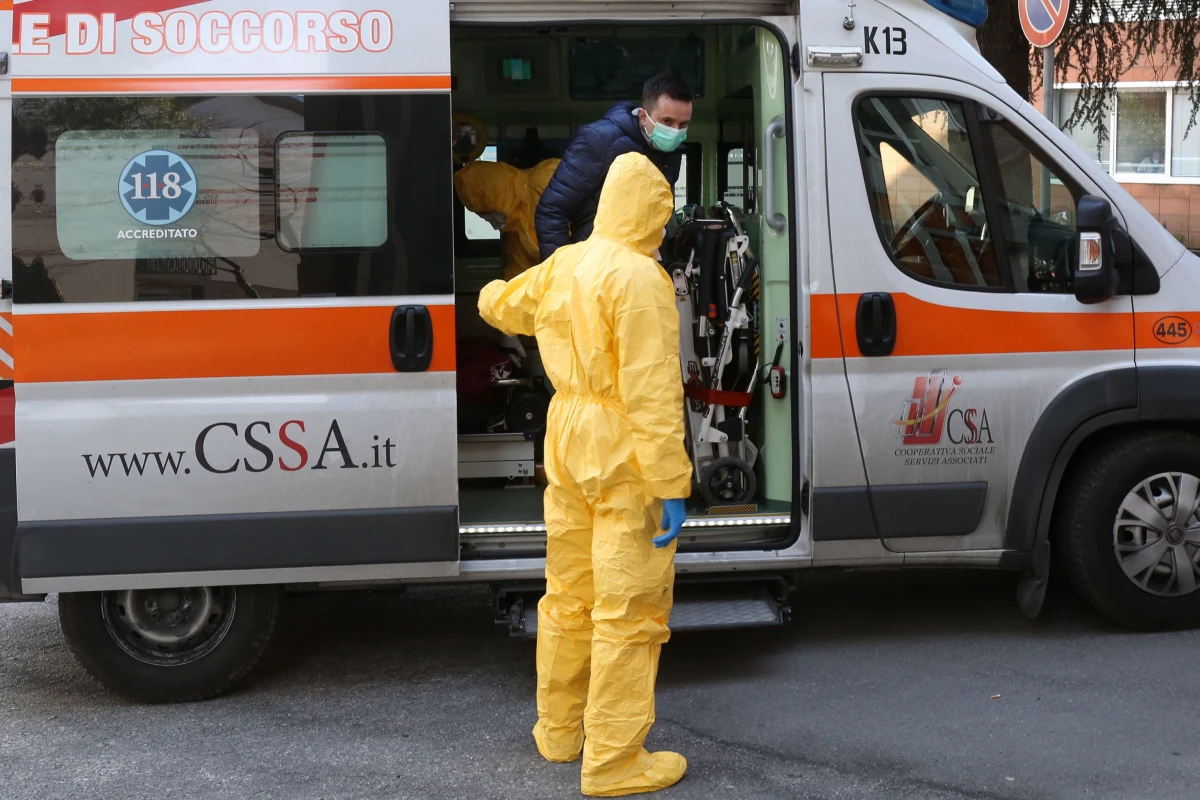 "W epidemii koronawirusa nadeszła decydująca chwila" - powiedział dyrektor generalny WHO Tedros Adhanom Ghebreyesus. Wezwał też kraje do zdwojenia wysiłków na rzecz powstrzymania rozprzestrzeniania wirusa.