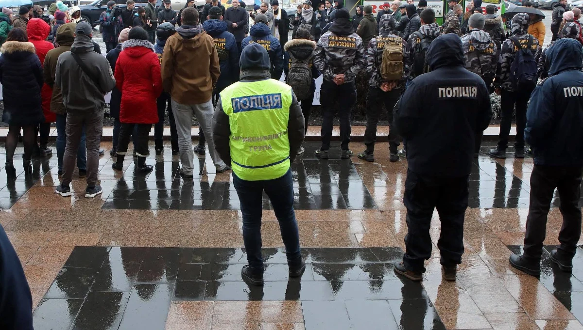 W wyniku zamieszek, do których doszło na targowisku w Charkowie we wschodniej Ukrainie, zatrzymano 53 osoby - poinformowało ukraińskie MSW. Przy zatrzymanych znaleziono gumowe pałki oraz pojemniki z gazem łzawiącym. W starciach zostało poszkodowanych kilku policjantów. 