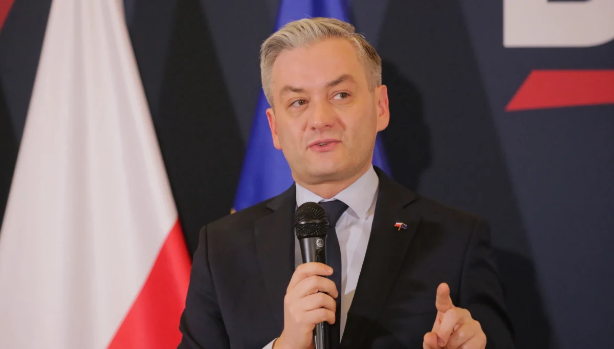 Kandydat Lewicy na prezydenta europoseł Robert Biedroń wybiera się ze swoim partnerem, posłem Lewicy Krzysztofem Śmiszkiem do Chin na krótki wypoczynek - informuje "Super Express". 