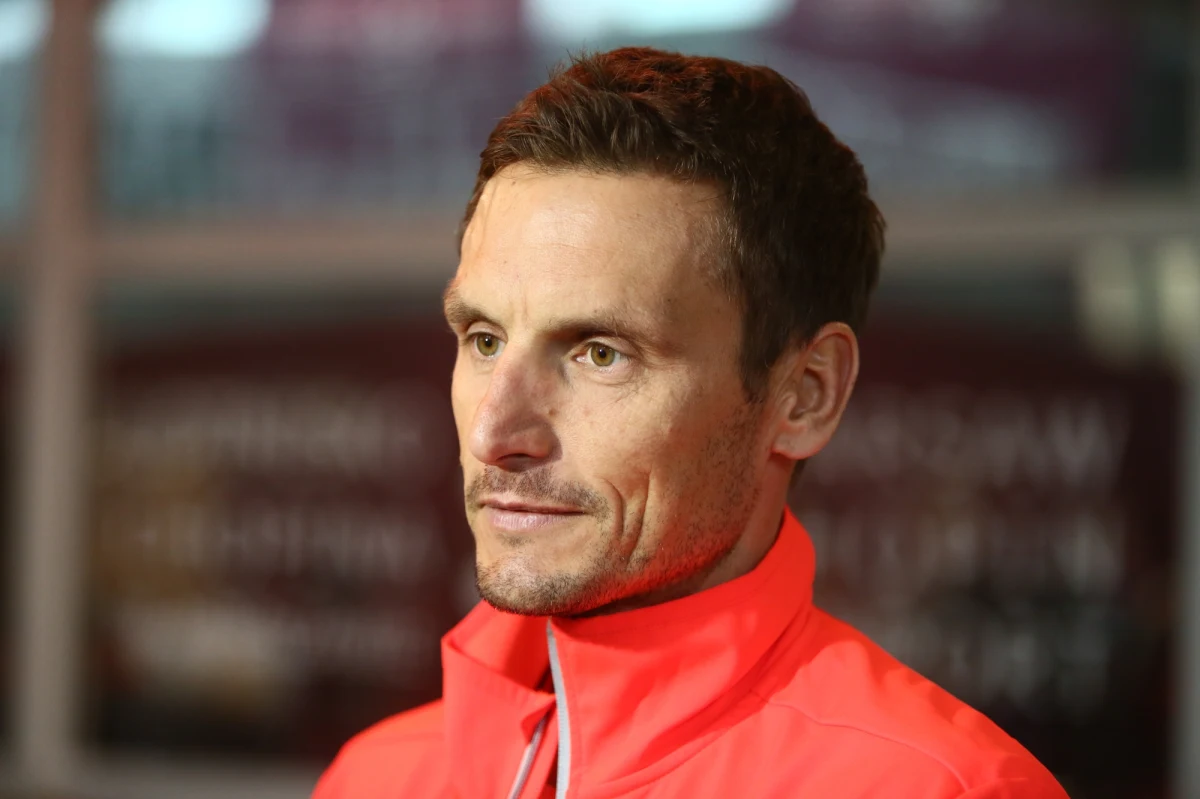 "Przez całą noc służby medyczne badały wszystkich: masażystów, mechaników, kolarzy" - mówi dyrektor sportowy grupy kolarskiej CCC Team, który wraz z zawodnikami brał udział w wyścigu UAE Tour w Zjednoczonych Emiratach Arabskich. Wyścig przerwano po tym, jak u dwóch uczestników stwierdzono obecność koronawirusa. Obecnie wszystkie ekipy przebywają w hotelu i czekają na wyniki badań.