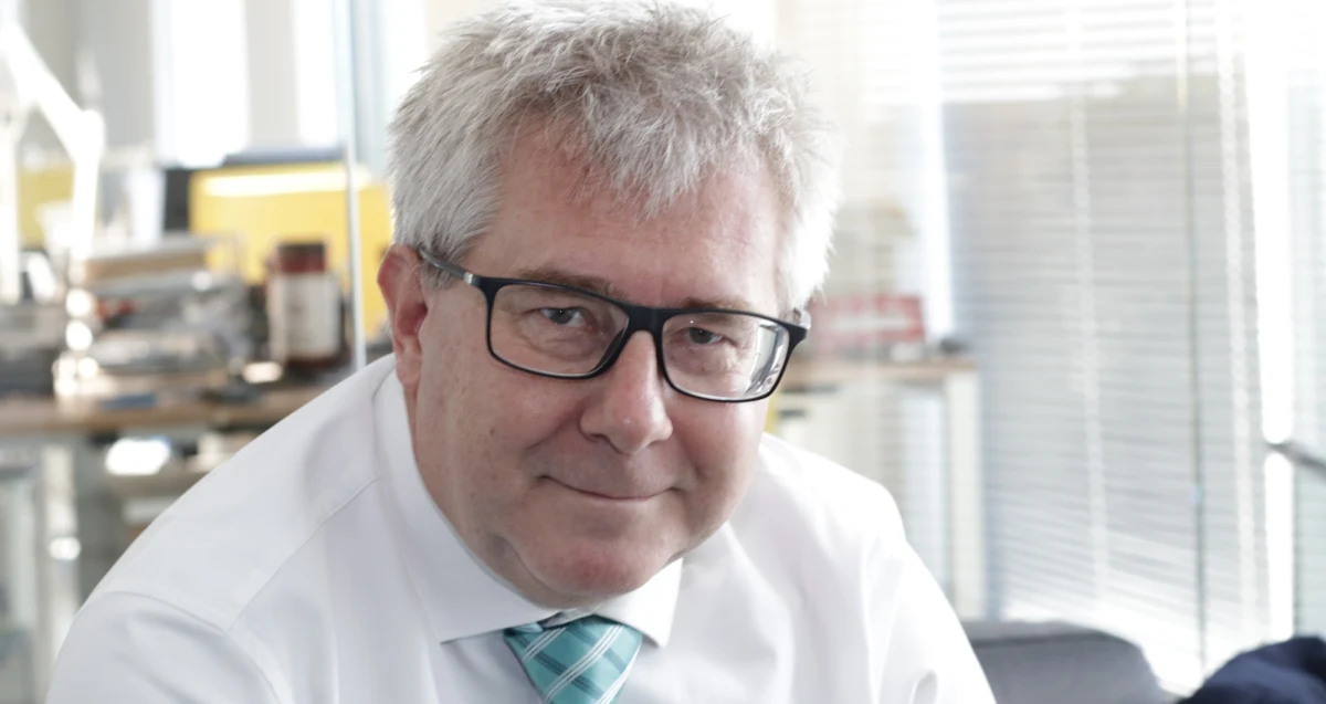 "Dziś w nocy ostrzelano moje biuro europoselskie w Nowym Dworze Mazowieckim" - poinformował na Twitterze polityk Prawa i Sprawiedliwości Ryszard Czarnecki. Do wpisu załączył zdjęcie pokazujące fragment ostrzelanego okna. 