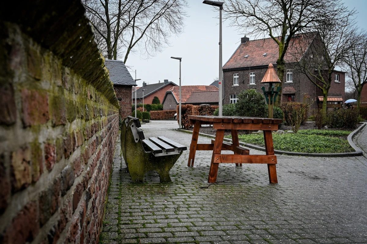 Liczba zarażonych koronawirusem w niemieckim okręgu Heinsberg potroiła się w ciągu 24 godziny. To tam 15 lutego odbyła się impreza karnawałowa, podczas której zarażonych mogło zostać nawet kilkaset osób. Na razie potwierdzono 20 przypadków. Na wszelki wypadek przymusową kwarantanną objęto 1000 osób. W całych Niemczech są w tej chwili już 32 osoby zainfekowane nowym wirusem z Chin.