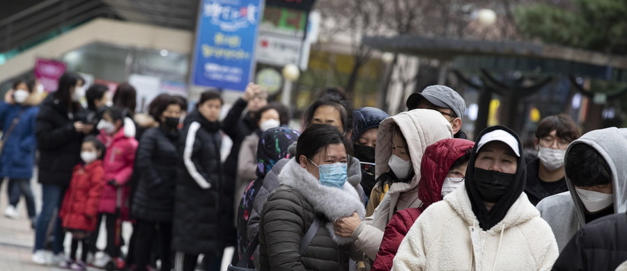 Tylko w ciągu jednego dnia w Korei Południowej koronawirusem zarażonych zostało 571 osób. Tym samym w tym kraju chory jest już 2337 osób. Więcej jest tylko w Chinach. Połowa zakażeń jest wiązana z sektą religijną z miasta Daegu. 