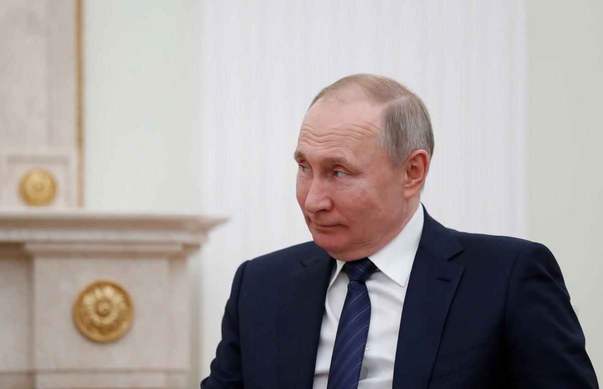 Władimir Putin rozmawiał telefonicznie z prezydentem Turcji o sytuacji w syryjskiej prowincji Idlib. Sytuacja jest tam napięta po tym, jak po ataku syryjskich sił rządowych popieranych przez Rosję zginęło 33 tureckich żołnierzy. Szef rosyjskiej dyplomacji Siergiej Ławrow wezwał do unikania eskalacji konfliktu w Syrii.